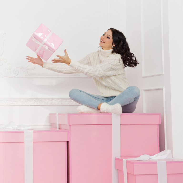 Kobieta otrzymuje prezent z okazji dnia kobiet