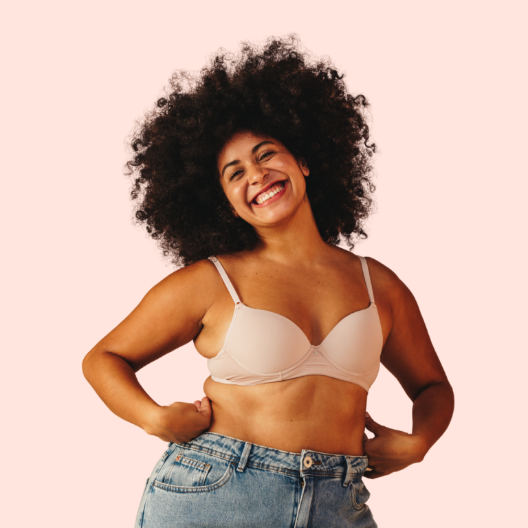 Uśmiechnięta kobieta body-positive w biustonoszu