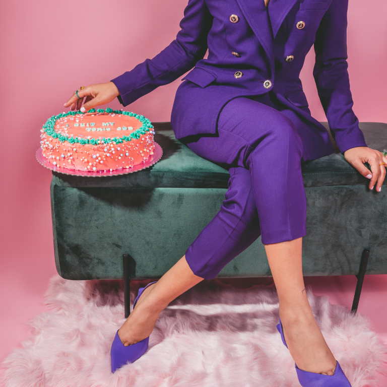 Kobieta świętuje urodziny i trzyma tort